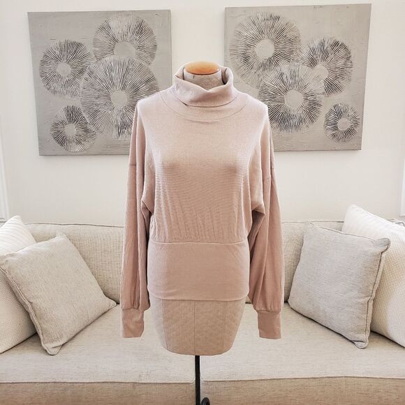 ✨ FREE PEOPLE ✨ Glam Metallic Shimmer Turtleneck Sweater - [Medium in Champagne] - Picture 5 of 13